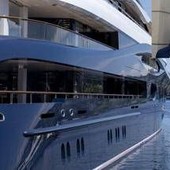 Il suo mega yacht non soccorre barca in difficoltà, Zuckerberg nella bufera