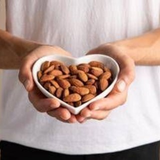 Alimentazione, esperto: &quot;Mandorle e frutta a guscio migliorano salute cardiometabolica&quot;
