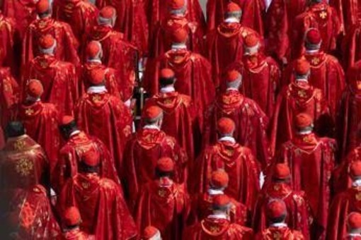 Conclave, cardinali tornano a riunirsi: oggi sarà decisa la data