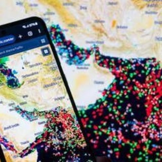 Iran, Hormuz riapre ma restano tensioni. Trump: "Negozieremo durante il fine settimana"