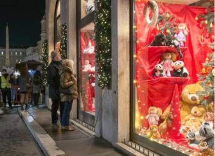 Natale, giochi e dolci sicuri sotto l'albero e nella calza? Occhio alle contraffazioni Natale, giochi e dolci sicuri sotto l'albero e nella calza? Occhio alle contraffazioni