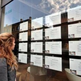 L'offerta di lavoro: &quot;Cerco parrucchiere gay&quot;. Bufera per annuncio