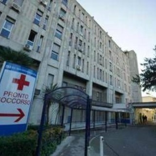 Napoli, giovane donna accoltellata in autobus: l'aggressore si toglie la vita