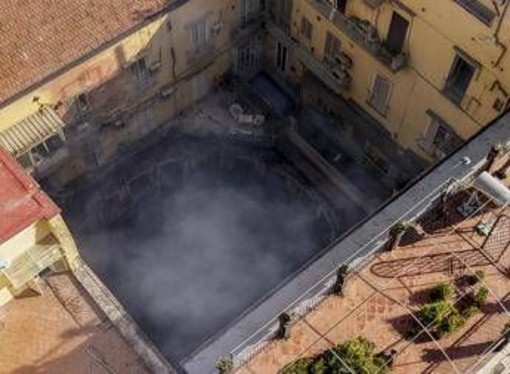 Teatro Sannazaro distrutto, la promessa di Giuli: "Tornerà a splendere". Oggi il ministro a Napoli Teatro Sannazaro distrutto, la promessa di Giuli: "Tornerà a splendere". Oggi il ministro a Napoli
