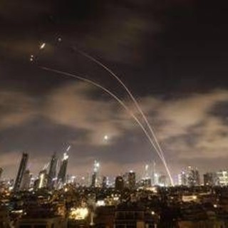 Iran attacca Israele con missili ipersonici. Khamenei: &quot;La battaglia ha inizio&quot;