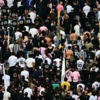Spalle al campo durante 1' di silenzio per Mazzola, Juve multata di 10.000 euro