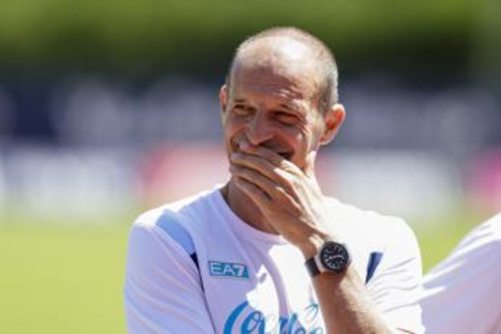 Napoli, "chi non salta juventino è". E Allegri non salta