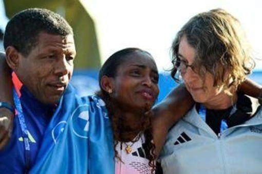Vince la maratona di Berlino, si infortuna all'ultimo km e perde il record del mondo: il 'dramma' di Assefa Vince la maratona di Berlino, si infortuna all'ultimo km e perde il record del mondo: il 'dramma' di Assefa