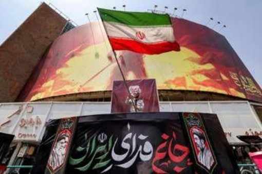 Iran, Teheran sfida Trump: "Hormuz non si conquista con un tweet" Iran, Teheran sfida Trump: "Hormuz non si conquista con un tweet"
