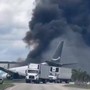 Aereo Boeing 767 cargo di Amazon esce di pista, si schianta e prende fuoco a Miami