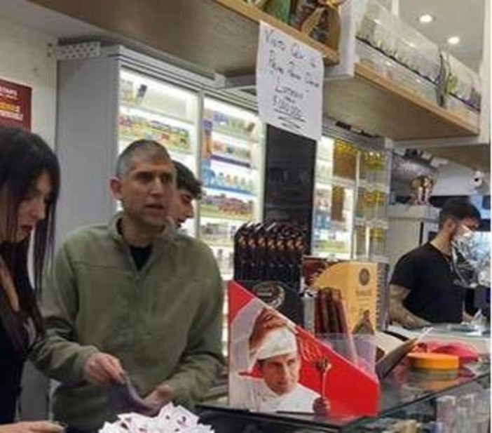 Lotteria Italia, a Roma caccia al nuovo milionario: "Qui al bar non verrà..." Lotteria Italia, a Roma caccia al nuovo milionario: "Qui al bar non verrà..."