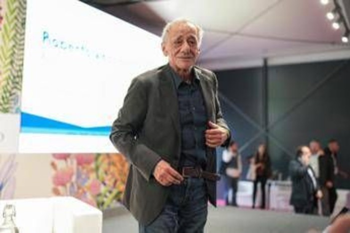 Roberto Vecchioni, concerto annullato a Salerno per "motivi di salute" Roberto Vecchioni, concerto annullato a Salerno per "motivi di salute"