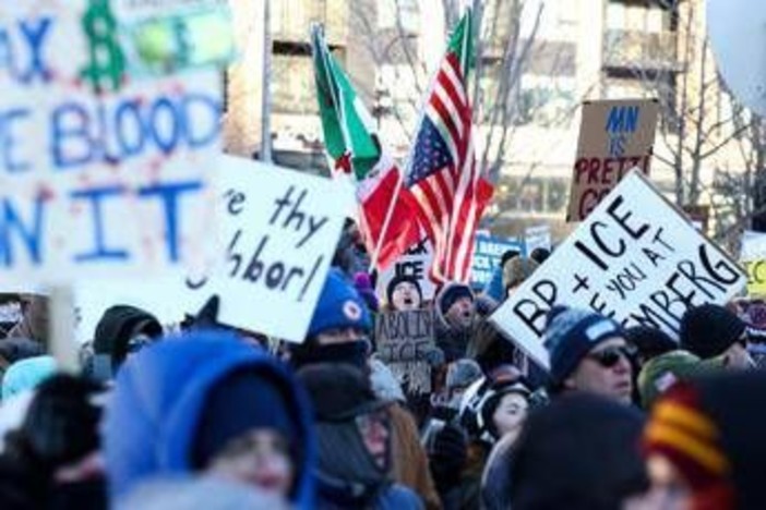 Manifestazioni anti-Ice a Minneapolis e nel resto degli Usa, migliaia in protesta Manifestazioni anti-Ice a Minneapolis e nel resto degli Usa, migliaia in protesta