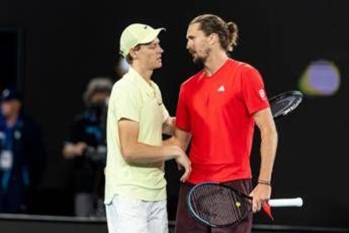 Zverev 'segue' Federer e attacca: &quot;I tornei favoriscono Sinner e Alcaraz con le superfici&quot;. La risposta di Jannik