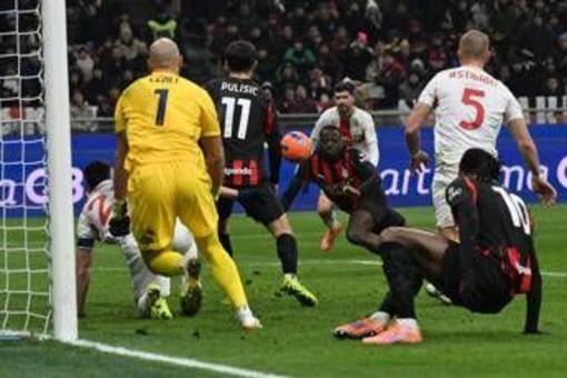 Fofana prova a colpire di testa, ma scivola: l'errore (comico) in Milan-Genoa