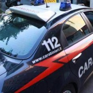 Armato di ascia aggredisce i genitori, arrestato 15enne a Napoli