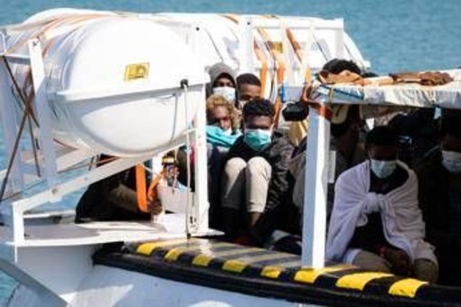 Migranti, ecco la nuova strategia Ue: 'centri multifunzionali' lungo le rotte