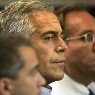 Caso Epstein, diffuse nuove foto: ci sono anche Bill Gates e Noam Chomsky