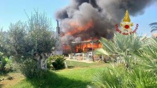Incendio in uno stabilimento di Maccarese: in fiamme la 'Rambla Beach'