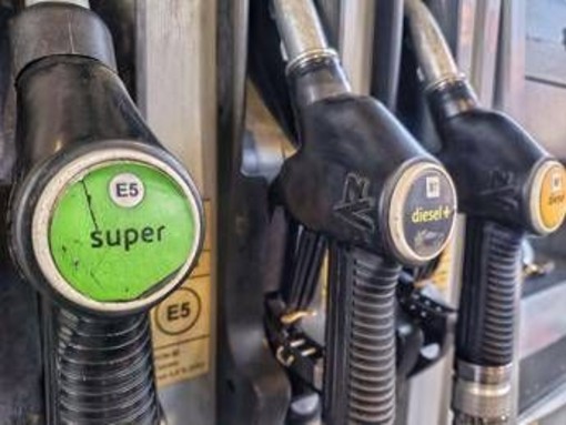 Carburanti, nuovo record sul prezzo del gasolio: diesel verso i 2,34 euro al litro, su la benzina Carburanti, nuovo record sul prezzo del gasolio: diesel verso i 2,34 euro al litro, su la benzina