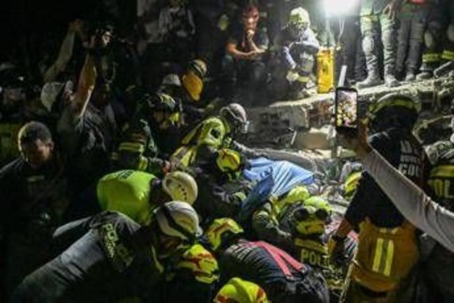 Terremoto in Colombia, donna di 32 anni estratta viva dalle macerie di un albergo tre giorni dopo il sisma: "C'è speranza" Terremoto in Colombia, donna di 32 anni estratta viva dalle macerie di un albergo tre giorni dopo il sisma: "C'è speranza"