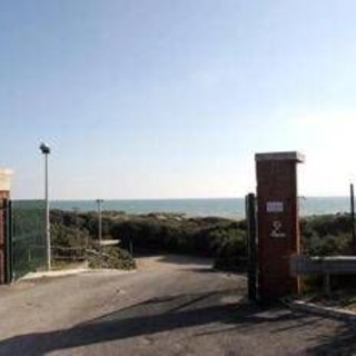 Cancelli di Ostia, spiagge senza servizi. Le critiche: &quot;Campidoglio improvvisa sulla pelle dei bagnanti&quot;