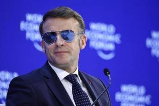 Macron e il 'giallo' degli occhiali a specchio: cosa nascondono per l'esperto