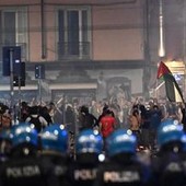 Disordini a Bologna dopo la morte di Fakir: 12 indagati