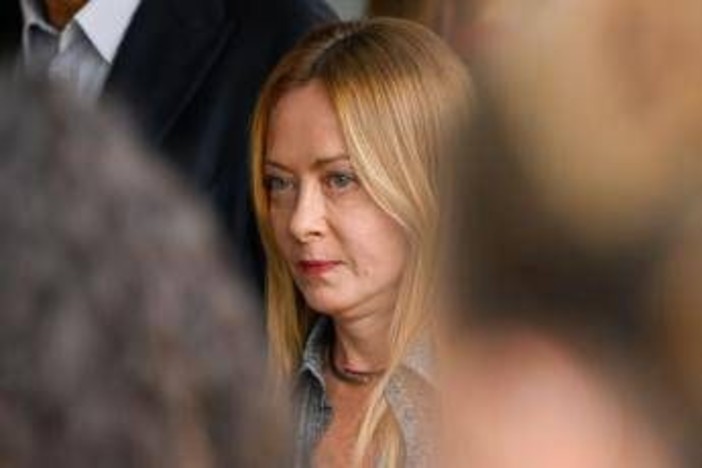 Poliziotti feriti a Roma, Meloni: "Aggressore subito libero, inaccettabile"