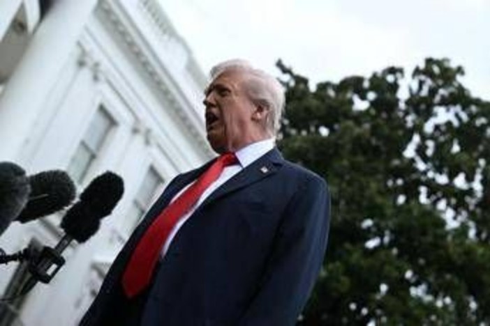 Caso Epstein, Trump all'attacco: &quot;Faccio causa al New York Times per 15 miliardi&quot;