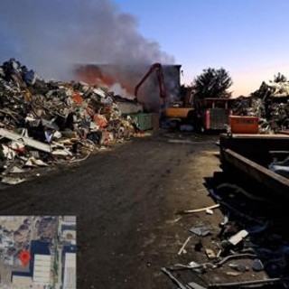 Incendio a Livorno, fiamme in una ditta di stoccaggio di rifiuti: "Chiudete porte e finestre" Incendio a Livorno, fiamme in una ditta di stoccaggio di rifiuti: "Chiudete porte e finestre"