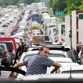 Esodo, ecco il traffico da bollino rosso: 27 milioni in viaggio da oggi a domenica Esodo, ecco il traffico da bollino rosso: 27 milioni in viaggio da oggi a domenica
