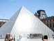 Louvre, appendono due quadri nella sala della Gioconda. Arrestati due tedeschi: "Stavamo scherzando" Louvre, appendono due quadri nella sala della Gioconda. Arrestati due tedeschi: "Stavamo scherzando"