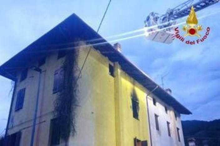 Pordenone, incendio in abitazione: salvata un'anziana Pordenone, incendio in abitazione: salvata un'anziana