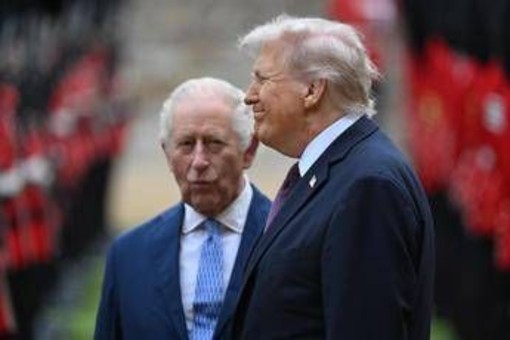 &quot;Re Carlo codardo con Trump&quot;: Livia Giuggioli Firth restituisce onorificenza reale