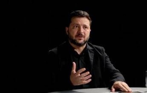 Zelensky racconta l'inizio della guerra: "I russi pensavano di conquistare Kiev in tre giorni. Avevano già le uniformi per la parata"