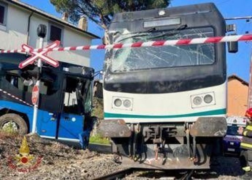 Incidente a Viterbo, si scontrano treno e pullman al passaggio a livello: studenti feriti