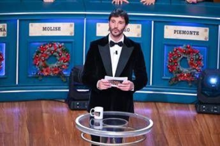 Ascolti tv, De Martino 're' della prima serata: vince 'Affari Tuoi - Lotteria Italia' con 35,9% Ascolti tv, De Martino 're' della prima serata: vince 'Affari Tuoi - Lotteria Italia' con 35,9%