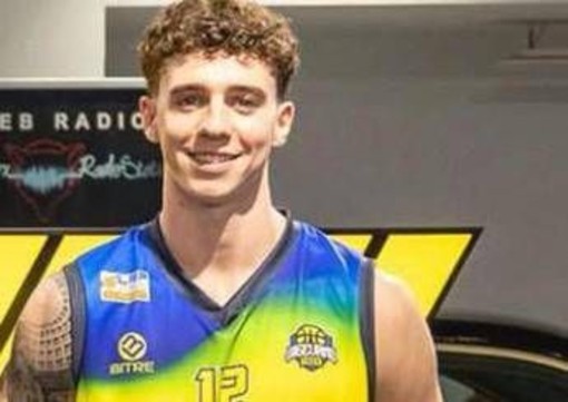 Perde il controllo della Ferrari e si schianta, grave il cestista 21enne Matteo Bettanti