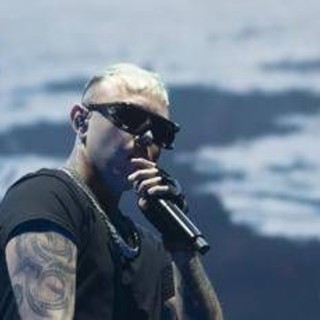 Gli chiedono biglietti gratis per il concerto a San Siro, lo sfogo di Lazza: &quot;Non fate i grattoni&quot;
