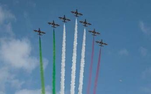 Paura per le Frecce Tricolori, tre aerei coinvolti in incidente a Pantelleria: ferito un pilota