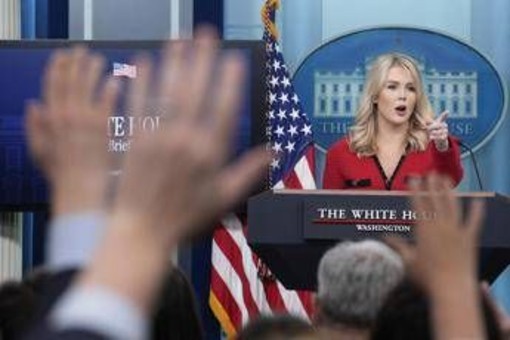 Trump, la portavoce Karoline Leavitt lascia l'incarico. Il presidente: "La capisco"