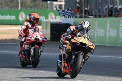 MotoGp, in Thailandia trionfa Acosta: vince gara Sprint davanti a Marc Marquez