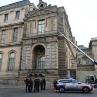 Parigi, colpo clamoroso al Louvre: rubati i gioielli di Napoleone