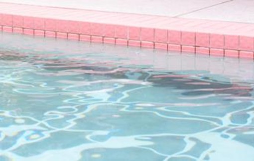 Milano Marittima, bimba annegata in piscina hotel: padre indagato per abbandono di minore Milano Marittima, bimba annegata in piscina hotel: padre indagato per abbandono di minore