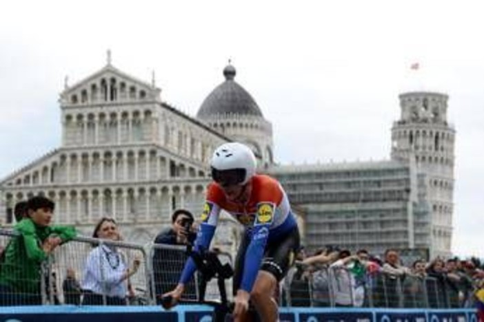 Giro d'Italia, Hoole vince la decima tappa e Del Toro resta in rosa