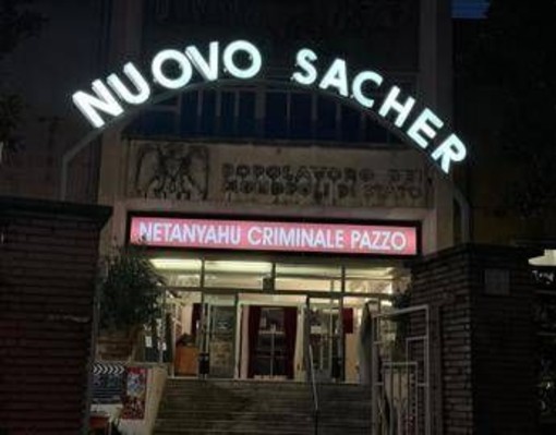 &quot;Netanyahu criminale pazzo&quot;: lo striscione al Nuovo Sacher, il cinema di Nanni Moretti