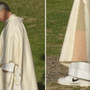 Papa Leone XIV indossa le Nike, sotto la veste sacra spuntano le sneakers: la foto virale