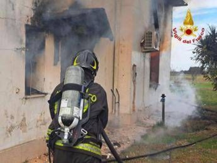 Incendio in una casa nel Brindisino, crollano i solai: si cerca una persona