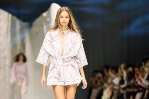 Milano Fashion Week, anche la fidanzata di Sinner Laila Hasanovic sfila in passerella Milano Fashion Week, anche la fidanzata di Sinner Laila Hasanovic sfila in passerella
